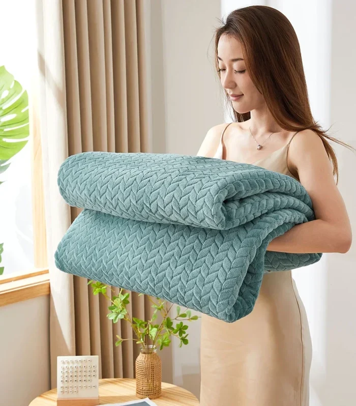 Fluffy Coral Velvet Blanket Flannel Plush Comfortable Thickened and Warm Soft Sofa Throw Blanket for Air-Conditioned Room Luxury