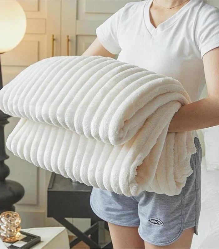 1pc Fluffy Coral Velvet Blanket Air-Conditioned Flannel Plush Comfortable Thickened and Warm Soft Plush Throw Blanket Bed Cover